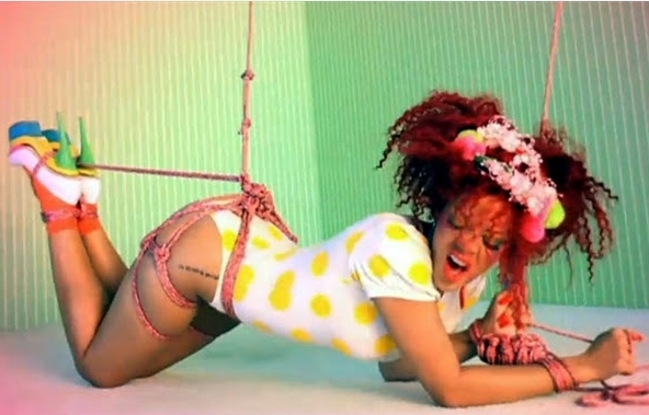 rihanna-masochista-sm-blog-vedete - poze cu rihanna