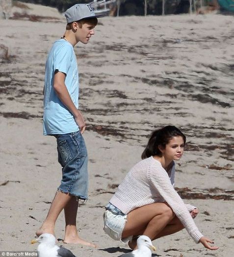justin-bieber-si-selena-gomez-s-au-sarutat-si-s-au-imbratisat-in-timpul-unei-plimbari-romantice-pe-p - Voteazati preferatul