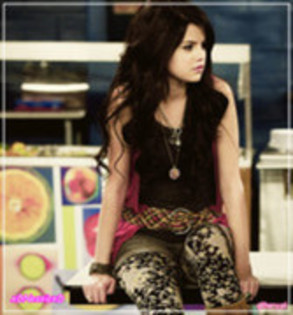 54572430_ZWGGURA2[1] - Selena Gomez