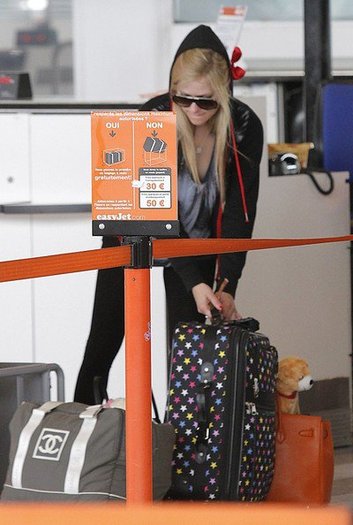 261384_239915479370714_237193392976256_939454_7636246_n - 0  Avril Lavigne at Nice Airport  0