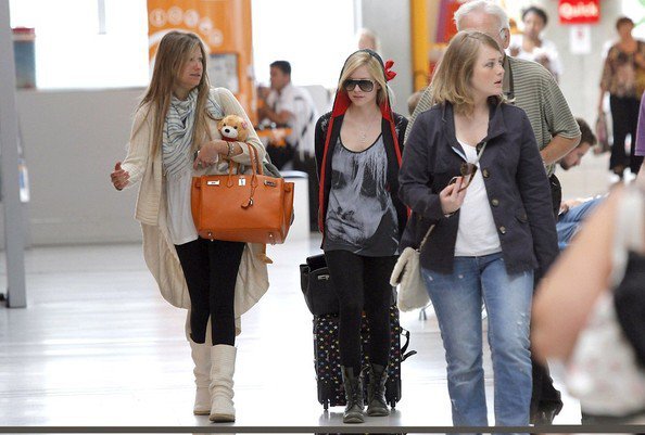 264514_239915256037403_237193392976256_939450_6261380_n - 0  Avril Lavigne at Nice Airport  0