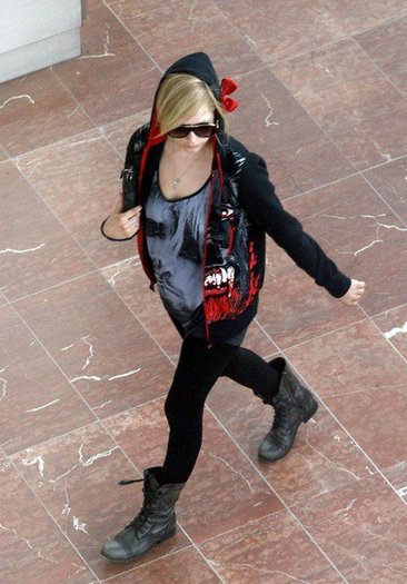 270884_239915542704041_237193392976256_939456_7927733_n - 0  Avril Lavigne at Nice Airport  0