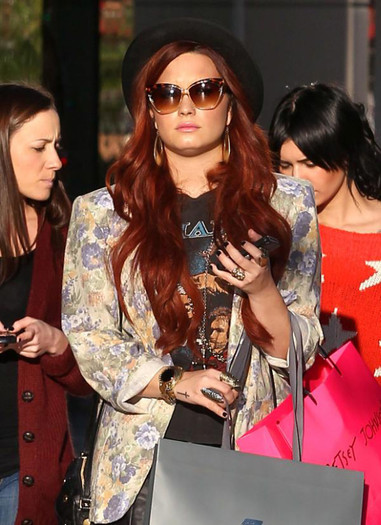 demilovatoshoppingspree%20(9)