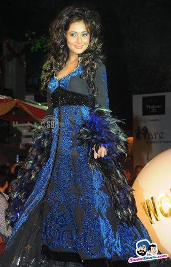 54664007_XTIEBZY2 - Mona - Sara Khan