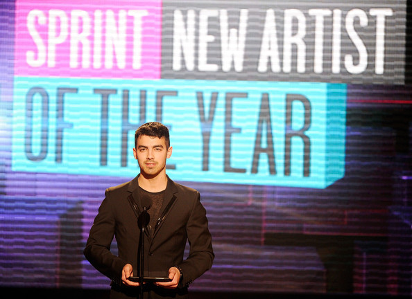 Joe+Jonas+2011+American+Music+Awards+Show+bYc7KI7RyxGl - 2011 American Music Awards - Show