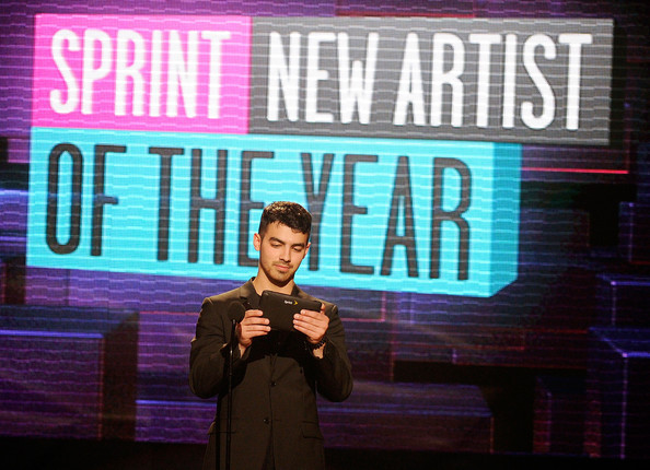 Joe+Jonas+2011+American+Music+Awards+Show+mg9Xv-LDNGMl