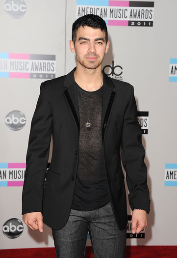 Joe+Jonas+2011+American+Music+Awards+Arrivals+SWHYZIB-M9xl - 2011 American Music Awards - Arrivals 2