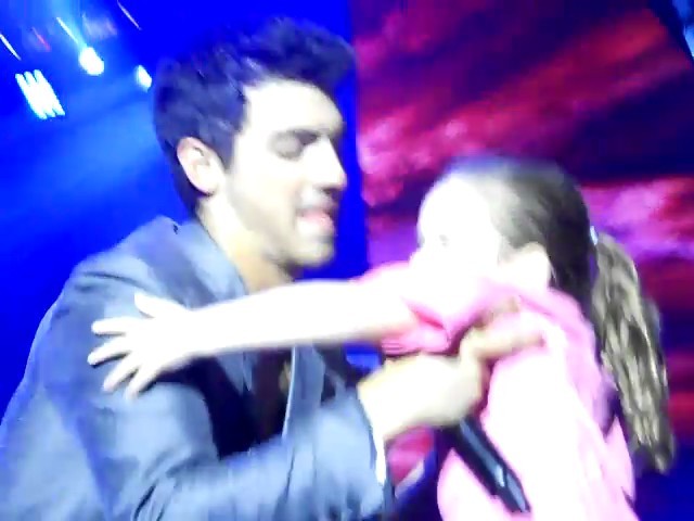 bscap0005 - Joe Jonas picks up little girl