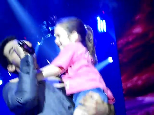 bscap0006 - Joe Jonas picks up little girl