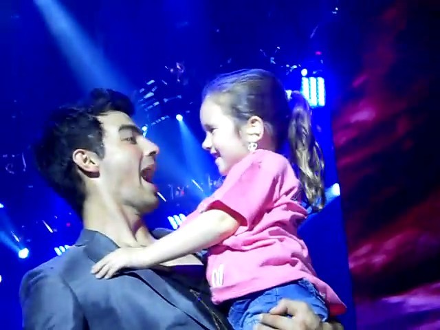 bscap0007 - Joe Jonas picks up little girl