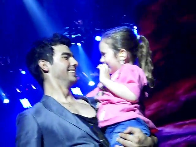 bscap0008 - Joe Jonas picks up little girl