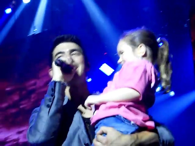 bscap0009 - Joe Jonas picks up little girl