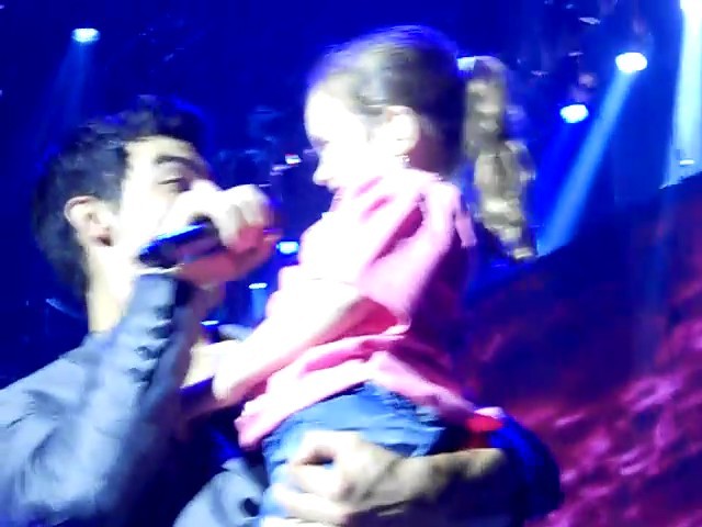 bscap0011 - Joe Jonas picks up little girl