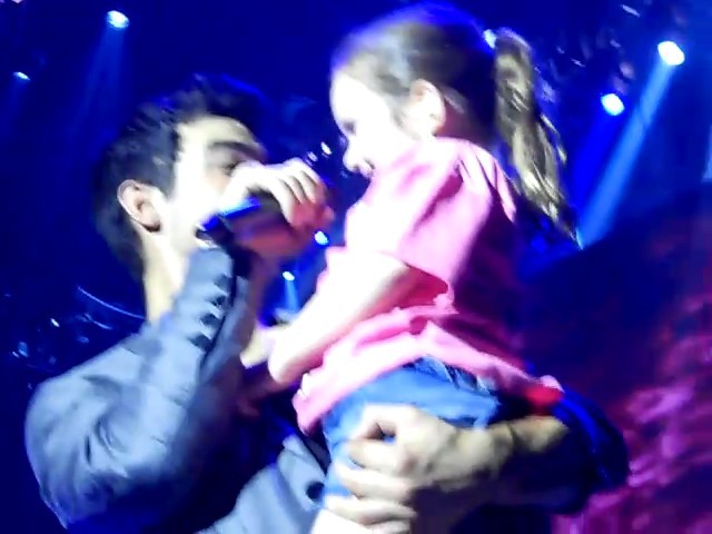 bscap0012 - Joe Jonas picks up little girl