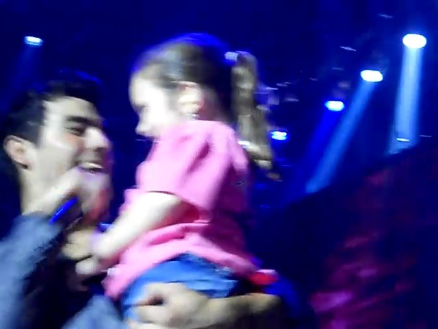 bscap0013 - Joe Jonas picks up little girl