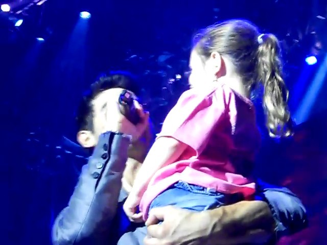 bscap0015 - Joe Jonas picks up little girl