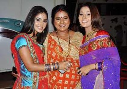 52556847_XKCHQEJ2 - Sara Khan si Hina Khan