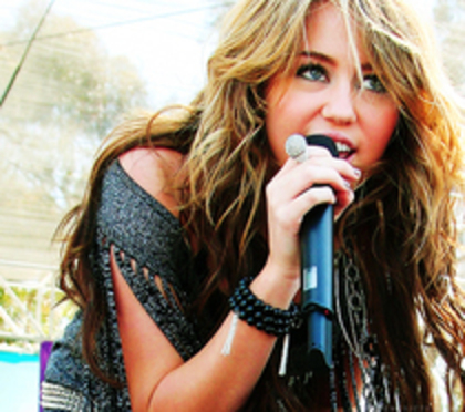 47861844_KZSTQOYVZ - Versuri-Miley Cyrus True Friends in romana