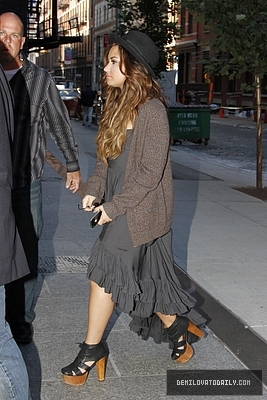 Demi (2) - Demi - September 19 - Arriving at her Manhattan Hotel in New York