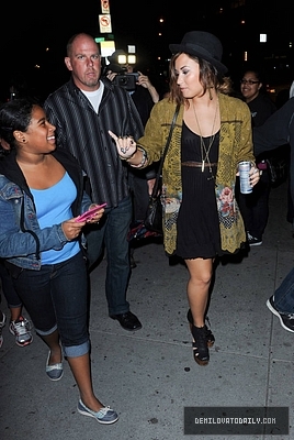 Demz - Demi - September 20 - Leaves her hotel and heads to Best Buy to buy her new album in New York City