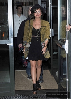 Demz (2) - Demi - September 20 - Leaves her hotel and heads to Best Buy to buy her new album in New York City