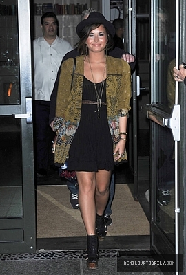 Demz (3) - Demi - September 20 - Leaves her hotel and heads to Best Buy to buy her new album in New York City