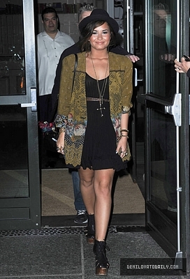 Demz (4) - Demi - September 20 - Leaves her hotel and heads to Best Buy to buy her new album in New York City