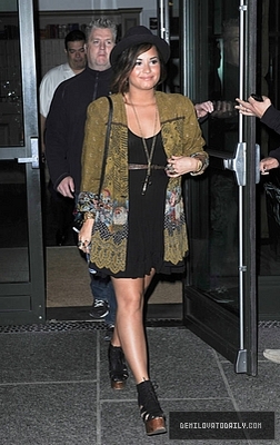 Demz (5) - Demi - September 20 - Leaves her hotel and heads to Best Buy to buy her new album in New York City
