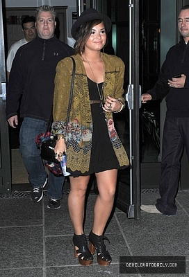Demz (6) - Demi - September 20 - Leaves her hotel and heads to Best Buy to buy her new album in New York City