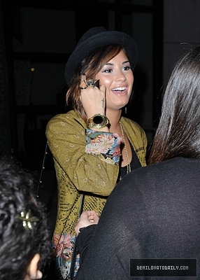 Demz (10) - Demi - September 20 - Leaves her hotel and heads to Best Buy to buy her new album in New York City