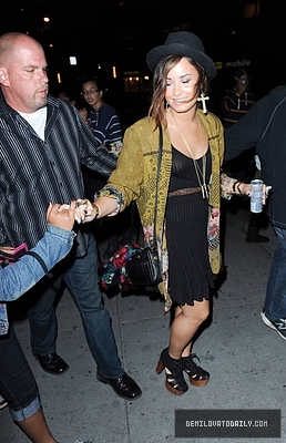 Demz (12) - Demi - September 20 - Leaves her hotel and heads to Best Buy to buy her new album in New York City