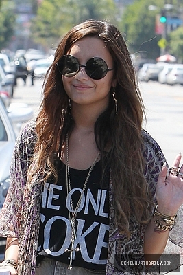 Demi (8) - Demi - September 2 - Shopping in Los Angeles CA