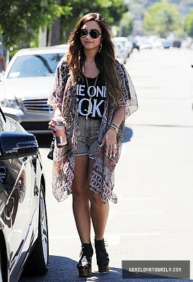 Demi (21) - Demi - September 2 - Shopping in Los Angeles CA
