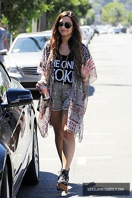 Demi (22) - Demi - September 2 - Shopping in Los Angeles CA