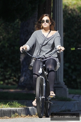 Demi - Demi - August 25 - Rides her bike to Mel Diner in Los Angeles CA