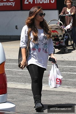 Demi - Demi - August 20 - Stops by a CVS pharmacy in Los Angeles CA