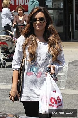 Demi (2) - Demi - August 20 - Stops by a CVS pharmacy in Los Angeles CA