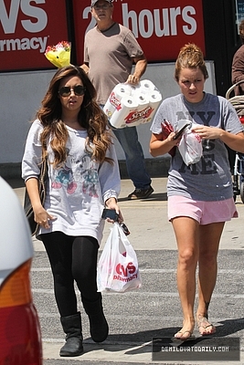Demi (6) - Demi - August 20 - Stops by a CVS pharmacy in Los Angeles CA