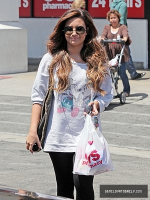 Demi (11) - Demi - August 20 - Stops by a CVS pharmacy in Los Angeles CA