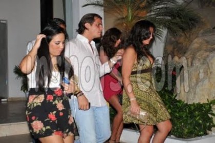 Anahí saindo da Boate Babyo em Acapulco15-05-10. - 1-Anahi e amigos-1