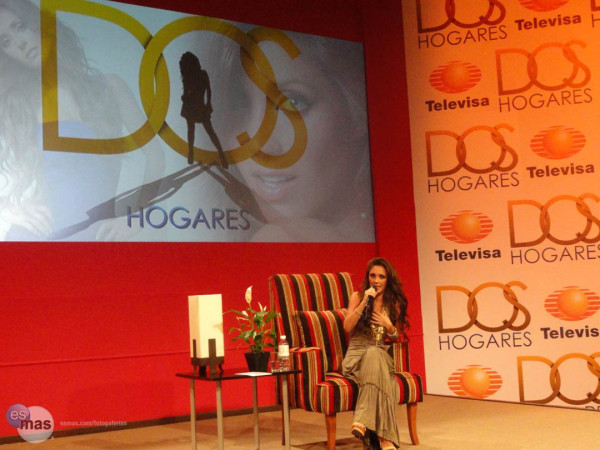 Anahí en la Presentación de Dos Hogares---