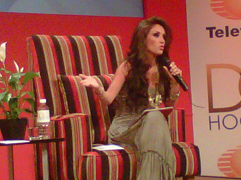 nahí en la conferencia de Dos Hogares - 1-Anahi Dos Hogares