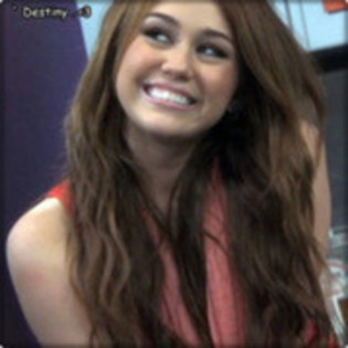 54864806_HYKNWUJ2 - Versuri-Miley Cyrus True Friends in romana