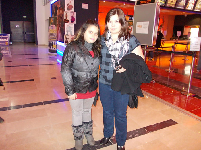 DSCN0225 - eu si prietenele mele la un film in mall
