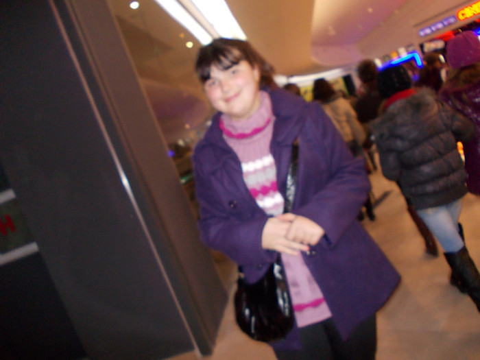 DSCN0217 - eu si prietenele mele la un film in mall