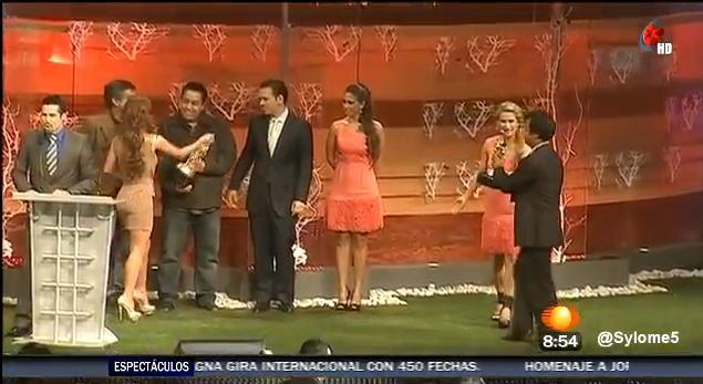 86495369727026320049 - 0 Any y Jose Ron entregan reconocimiento en la gran celebration de Televisa