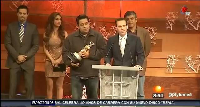 91245837210068169629 - 0 Any y Jose Ron entregan reconocimiento en la gran celebration de Televisa