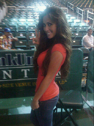 Anahi rumbo a su camerino