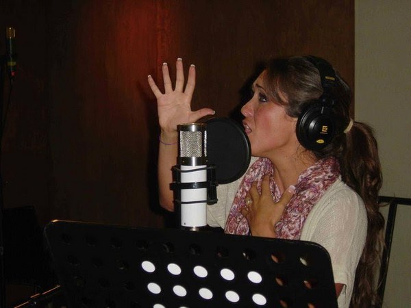 Anahi grabando Alergico