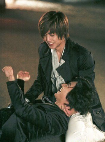 264206_209470412422725_131990850170682_498046_4019387_n - Boys over flowers